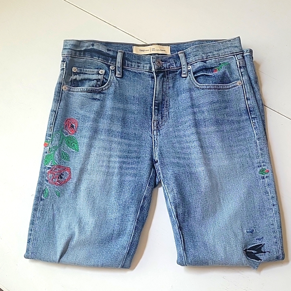 Gap Best Girlfriend Embroidered/Distressed Jean 26R.